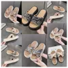 2024 Top Luxury Толстого прилегающий поперечный ремешок Cool Slippers Women White Exquisite Sequin Sponge Cake Sole One Line Модные тапочки размером 35-41