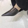 Sapateiros de chinelos crossover tira para lady pontado de ponta feminina hollow feminino salto médio tacones de couro pu femme costura zapatos mujer