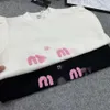 여성 Tshirt Miui Tshirt 디자이너 고급 패션 편지 인쇄 여성 Tshirt 초기 봄 새 플록 둥근 목록 둥근 목 짧은 스웨터 트렌드 C0oo