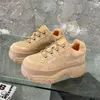 Casual schoenen naakt wolfe sportief suède platform trainers veter ronde teen in reliëf rubberzole goudkleurige hardware-branding bij veters