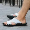 Slippers 2024 Chaussures d'été Sandales de haute qualité Sandales Rivet Leather Place Mens Platform Black Mask Rubber