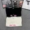 여성 Tshirt Miui Tshirt 디자이너 고급 패션 편지 인쇄 여성 Tshirt 초기 봄 새 플록 둥근 목록 둥근 목 짧은 스웨터 트렌드 C0oo