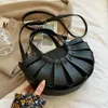Schoudertassen stro halfcirkel ontwerp kleine tas voor vrouwen zomer strand geweven crossbody tas vrouwelijk reizen pu handtassen 2024