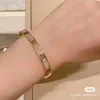 Pulseira de luxo de alta qualidade de cobre com 18k ladra de alfabetismo redondo de 18k letra de alfabetismo F Brand Designer Charm Bangle