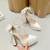 Chaussures habillées 2024 Mode d'été Satin à talons hauts Sandale Bow One-Line Boucle pointues épaisses Pumps pour femmes Mariage