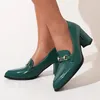 Klänningsskor plus storlek Glossy patentläder andningsbara pumpar pekade tå tjock häl slip-on kvinnors höga klackar metall trim office lady lady