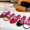 Kapcie luksusowe kolorowe rhinestone Flat S Summer Women Cound Stopa Party Flip Flip Flip Flip Flip Flops Modne buty Zewnętrzne buty