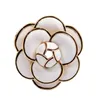 Designer Camellia Brosches Högkvalitativ EMAMEL Flower Brosches Multilayer Petals Pins Fahsion SMyckespresenter för män Kvinnor Vit B8630896