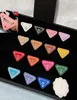 Broche de lettre multicolore Femmes hommes Triangle en cuir Brooches Suit Bijoux de mode à revers pour cadeau Gift Party8417010