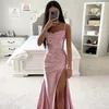 Lässige Kleider 2024 trägerloser Falten und geteiltes Satin -formales Kleid Europäische amerikanische sexy Slim Fit Gesäßpotte