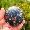 Dekorativa figurer 1st Natural Plum Blossom Jasper Sphere Crystal Stone Ball Energy Healing Quartz för dekoration