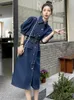 Robes décontractées lanmrem mode denim robe femme revers bleu pochettes feuilles simples ceinture cueillie cueillie 2024 printemps 25147