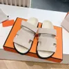 Classic Muli classici di alta qualità Sandali Sandali Slides Slifori Summer Beach Flat Flat e Donne Designer Luxury Slides Scarpe per vacanze Calzature in pelle di fabbrica Tage 35-46