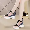 Casual schoenen vulcaniseer vrouwen sneakers dame solide kleur wig platform ronde teen veter-up comfortabele sneakerhoogte verhoogde schoen