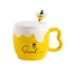 Muggar Ceramic Cup med lock Spoon Cartoon Cute Bee Coffee Mug Water 3D Carved Office 500 ml