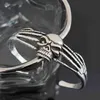 Personalità della moda Silver Skull Hand Gripper Bracciale Design unico Bracciale Open Punk