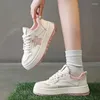 Scarpe casual spessa Sollevate bianche per donne in primavera 2024 Sneaker Student Student High Rise