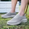 Buty swobodne solidne kolory mesh sneaker men sportowy oddychający wygodne trampki płaskie dno wsuwane sport wulkanizowane