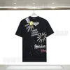 Mens Designer Märke T-shirts Tshirt T Shirts Luxury Summer Classic Flowers Geometry Basic Graffiti Letter Print Freedom Kort ärmkläder Kvinnor Toppar