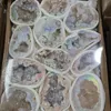 Estatuetas decorativas Uma caixa de 16 peças de 16 peças de amostra mineral de amostras de amostras de amostras de amostras inteiras naturais Quartz Geode Ore Decor Diy Presente Diy