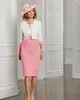 Chic White Pink Mutter der Brautkleider mit Jacke Schlüsselloch Hochzeit Gäste Kleid Knie Länge Falten Rüste Plus Size Formal Mutter Outfit