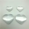 Dekorativa figurer 1 st polerad vit selenitkammadla Crystal Heart Carving Home Decoration Stones and Minerals