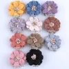 Fleurs décoratives 100pcs 5cm 2 pouces en feutre non tissé Fabric de tissu artificiel pour vêtements Chapeaux de robe de mariée Accessoire de cadour de décoration accessoire