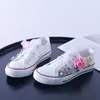 Freizeitschuhe 2024 Frühlings Sommermädchen Leinwand kleine weiße handgefertigte 3D-Blumenstudenten für Frauen Mode süße Größe 35-40