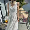 Casual klänningar vit hög kvalitet V-ringning spetsklänning kvinnlig mode romantisk ärmlös enkel elegant svart semester bröllop väst kvinnor
