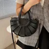 Schoudertassen stro halfcirkel ontwerp kleine tas voor vrouwen zomer strand geweven crossbody tas vrouwelijk reizen pu handtassen 2024