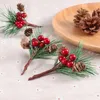 Dekorative Blumen 15pcs Künstliche Weihnachtsfestige rote Beerenstängel Blumenbummel Blumenzweig für DIY -Kranzbaum