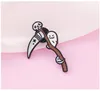 Halloween Ghost Knife Badge Cute Anime Movies Games Hard Emamel Pins Collect Cartoon Brooch Ryggsäck Hatväska Krage Lapel Badges