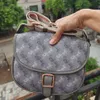 Дизайнер с брендом сумочки продает женские сумки со скидкой на 65%.