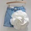 Jupes à la mode mini jupe 3d grand denim de fleur court pour femmes printemps été 2024 enveloppe de hanche en vrac noir