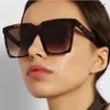 Occhiali da sole Fashion Vintage Women Designer Designer Ompelani da sole oversize 2024 sfumature grandi lenti nere Uv400 Eyewear di tendenza