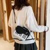 Aufbewahrungstaschen Frauen kleiner quadratischer Tasche Retro vielseitiger Kontrast Stickbody Crossbody Persönlichkeit Klaviernoten Tatenhandtaschen Handtaschen Handtaschen