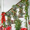 Dekorative Blumen Weihnachten Treppendekoration mit Beeren -Swag -LED leuchtende Treppe Kiefernnadel für Innenräume