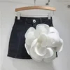 Jupes à la mode mini jupe 3d grand denim de fleur court pour femmes printemps été 2024 enveloppe de hanche en vrac noir