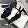 Hot 2024 Classic Womens chunky klackar sandaler runda tår klädskor slingbacks tofflor denim med brev öppen sko designer lyxys casual sko damer stora