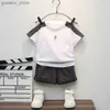 Kläder sätter nya sommar baby pojkar kläder sätter mode bomullsbrev tryckning t-shirts+verktygshorts 2 st barn kläder för spädbarnsutrymme y240415