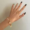 Modieuze gepersonaliseerde vlinderhanger met vingermanje, elegante en minimalistische ketting, uniek ontwerp, handwerk voor vrouwen
