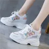 Chaussures de fitness 2024 Femmes d'été Sneakers Mesh High Platform Trainers blancs 6cm talons coins sandales respirant femme décontractée