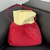 新しいThe Row Nylon Cloud Bag、大容量のトートバッグ、ユニークでハイエンド、女性用の脇の下のバッグの吸水片肩240415
