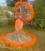 黒人女性のためのオレンジ色のプロムドレス豪華な羽毛マーメイドアフリカンイブニングドレススパンコールプラスサイズフォーマルドレスアップリケレースノースリーブスルーバースデーパーティー
