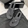 Kvinnor thongs flip flops sandaler glider på tofflor designer fårskinn /sammet /duk glider quiltade texturmulor 24ss sommar utomhus strandsko flickor fritid sko