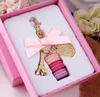 Keychains Effiel Tower Macarons Ribbon Femme Macarons Luxury Gâteau Keychain sur sac Charme sac à main Charmes Car Keychain Gift Box18866628