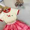 Populära babybanor Summer Girls Dress Suit Kids Designer Kläder STORLEK 90-160 CM LOGO TRINKT T-shirt och röd spetskakan kjol 24April