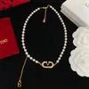 Klassisk CZ Micro Pave Letter V Halsband Vit Pearl Choker Halsband för kvinnors gåva