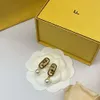 Fendin Earring Woman Gift F Jia Fen Jia Nieuwe Letter F Pearl -oorbellen vrouwelijk Franse minderheidsontwerp voortreffelijke kleine en veelzijdige zilveren naaldoorbellen