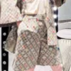 メンズカジュアルシャツデザイナーブランド2024春/夏新しいアルファベットフルプリントフリップカラーシャツショーツルーズファッションショートスリーブと女性用セットトレンドPO2Q